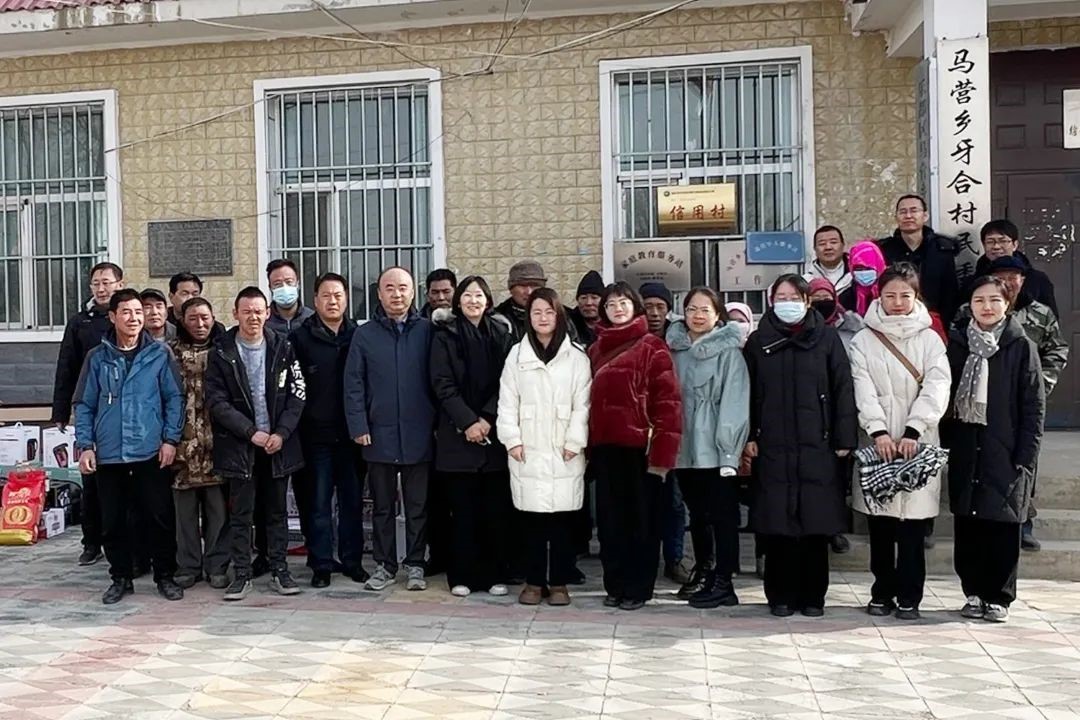1月26日青海能源集團(tuán)黨委副書記張繼文、紀(jì)委書記張春云和青海能投集團(tuán)黨委書記王春梅等領(lǐng)導(dǎo)，代表兩集團(tuán)黨委深入樂都區(qū)馬營鄉(xiāng)牙合村開展節(jié)前走訪慰問工作.jpg