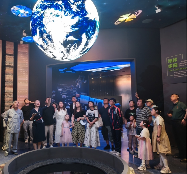 8月16日，機(jī)關(guān)黨支部組織黨員、青年員工及少年兒童赴青海省自然博物館開展“貫徹新發(fā)展理念 守護(hù)美麗青海”主題黨日活動。.png